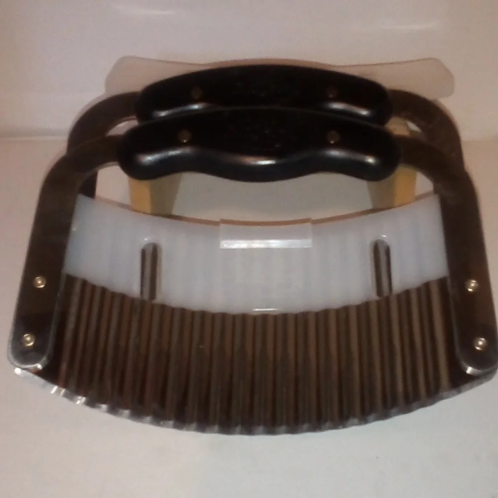 PAMPERED CHEF CRINKLE CUT VEGETABLE CHOPPERS SET OF TWO WITH PLASTIC GUARDS